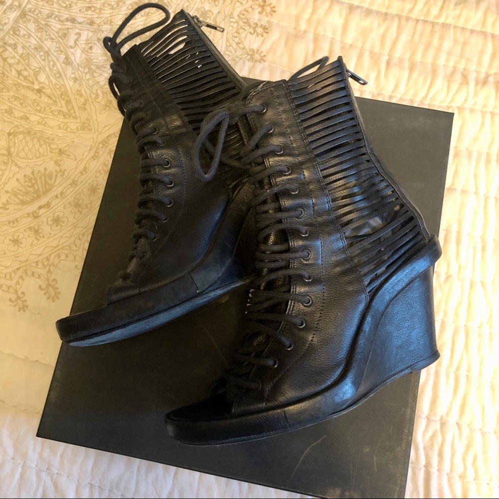 ANN DEMEULEMEESTER pre-loved lace-up boots. 38.5